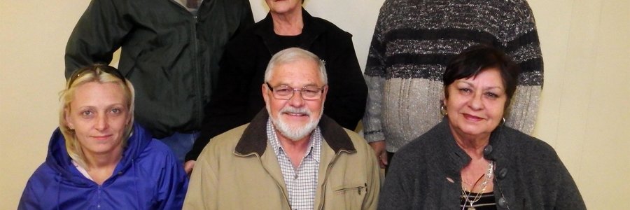 Gansbaai Belastingbetalers- en Inwoners Vereniging se nuwe Bestuur, met voor vlnr Dedré Burger, Nico Naudé en Ivy van Huyssteen. Agter vlnr is Phillip Rozenkranz en Maretha Geldenhuys, met mnr Kat Myburgh van Gansbaai Munisipaliteit wat die vergadering bygewoon het